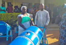 Region du Centre: le Conseil offre des pousse-pousse à des associations feminines