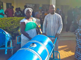 Region du Centre: le Conseil offre des pousse-pousse à des associations feminines