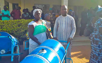 Region du Centre: le Conseil offre des pousse-pousse à des associations feminines