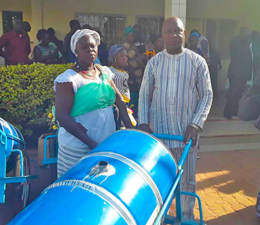 Region du Centre: le Conseil offre des pousse-pousse à des associations feminines